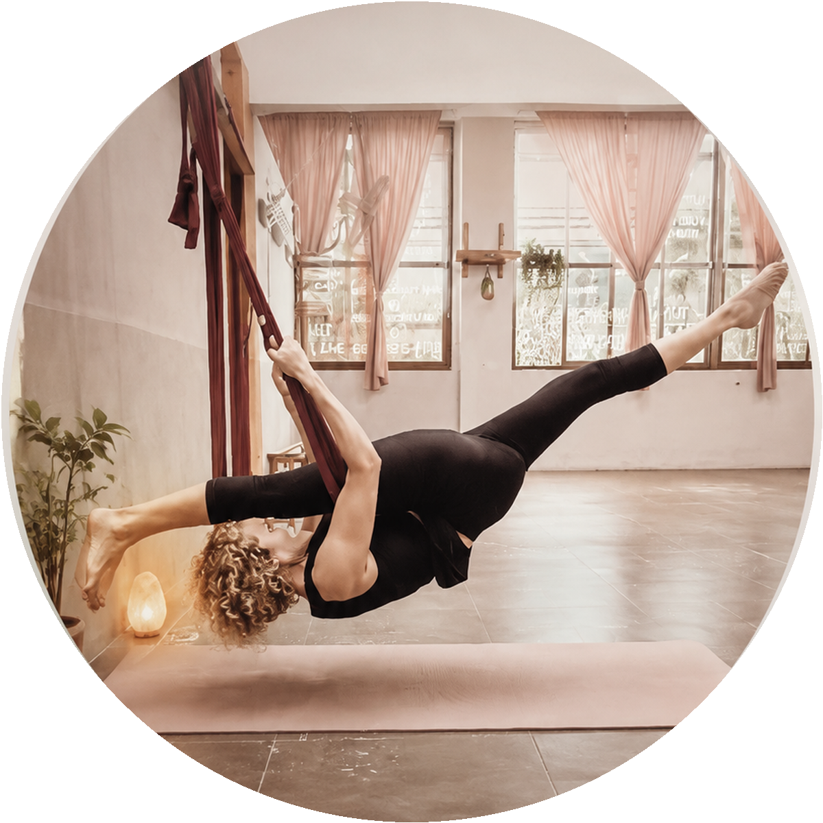 Mariana Camurati practicando yoga aéreo en Lo de Marian
