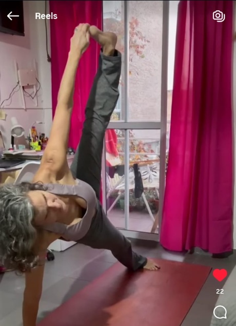 Mariana Camurati practicando yoga dinámico